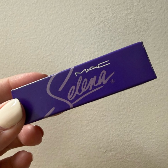 MAC | Selena Collab Lipstick in COMO LA FLOR 🌹 NIB - Picture 4 of 6